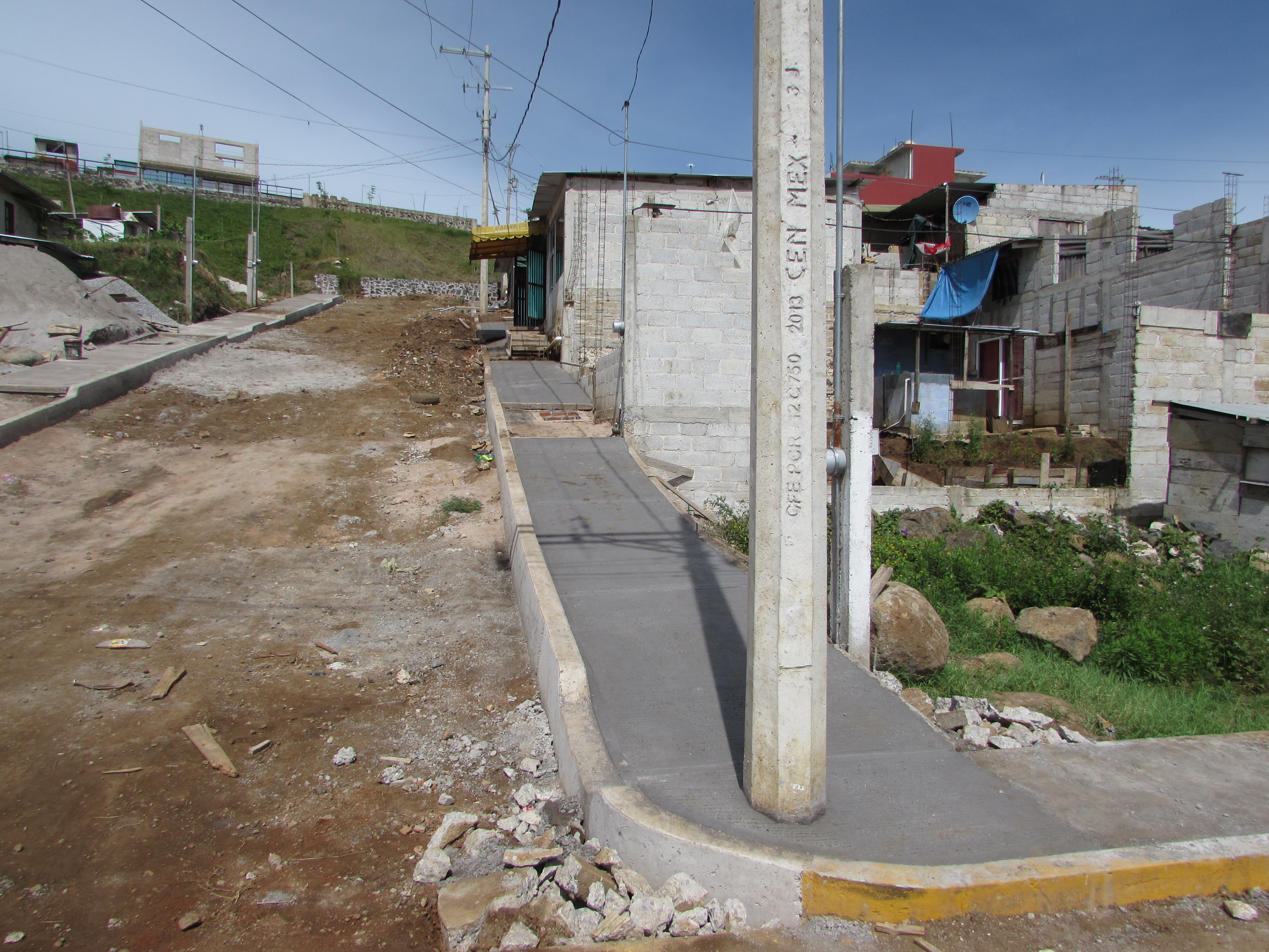 BANQUETA DE CONCRETO PREMEZCLADO F'C=150 KG/CM2 AGREGADO MÁXIMO DE 3/4" DE DIÁMETRO DE 8 CMS. DE ESPESOR, ACABADO CON RASTRILLO METÁLICO, INCLUYE VOLTEADOR, CIMBRA EN REGLAS Y FRONTERAS Y DESCIMBRA